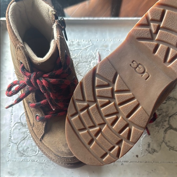 UGG Kids Robley Waterproof Brown Boots with Red Laces in size 10